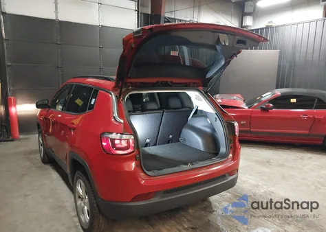 2018 Jeep Compass Latitude 4X4 z USA, uszkodzony, nr VIN 3C4NJDBB7JT114185